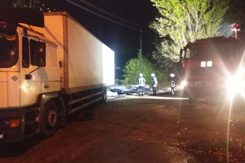 В Запорожье ночью загорелся грузовик: подробности