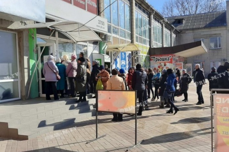 Жители Мелитополя штурмуют отделения банков