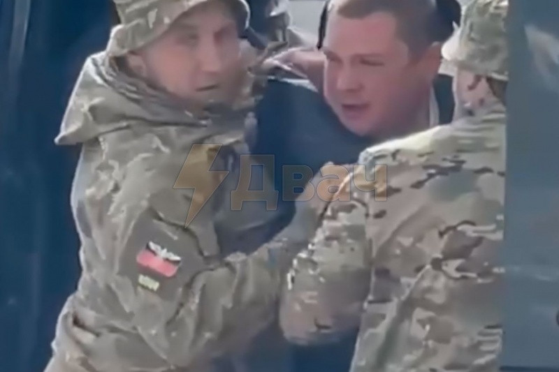 В Одессе ТЦКашники с шевронами Третьего рейха силой запихивают в свой бус прохожих