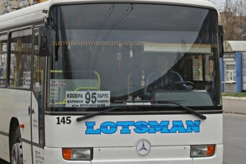 Некому возить: больше половины днепровских автобусов остались без водителей