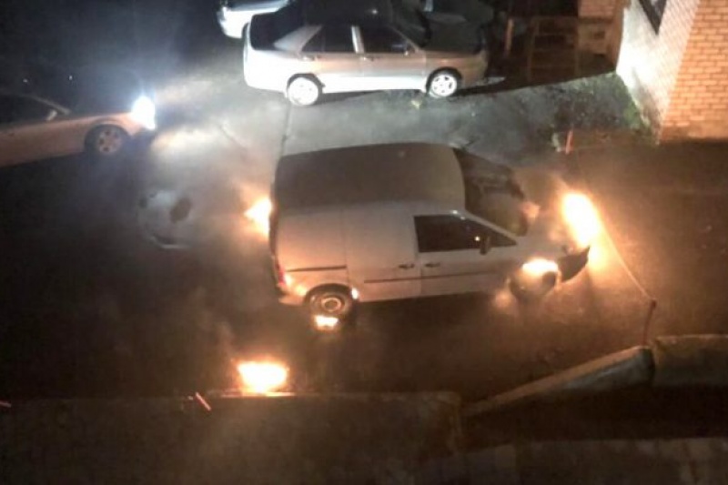 Огромное пламя и взрывы: в Запорожской области ночью сгорел автомобиль Volkswagen Caddy