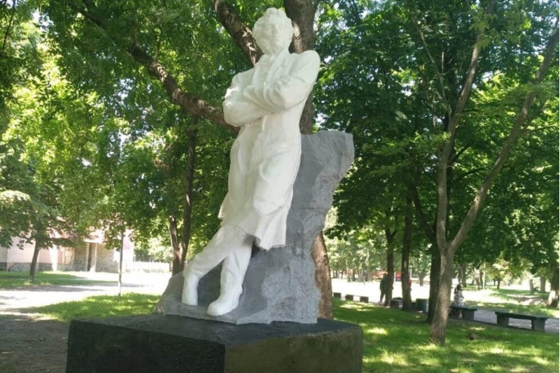 Хотіли знести, але пофарбували: У Конотопі привели до ладу пам’ятник Пушкіну