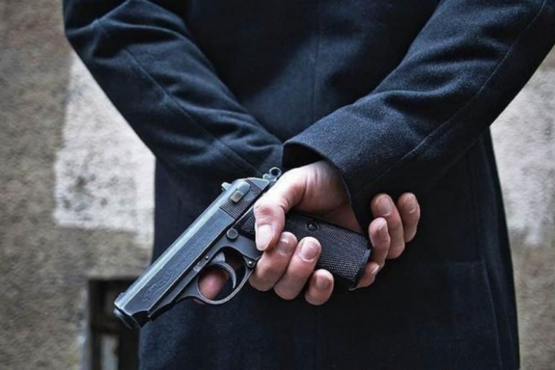Вместо маски пистолет: в Днепре посетитель магазина угрожал сотрудникам оружием