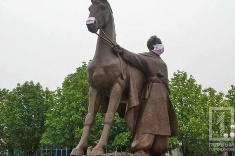 «Задыхаюсь»: в Кривом Роге на памятники и статуи надели медицинские маски