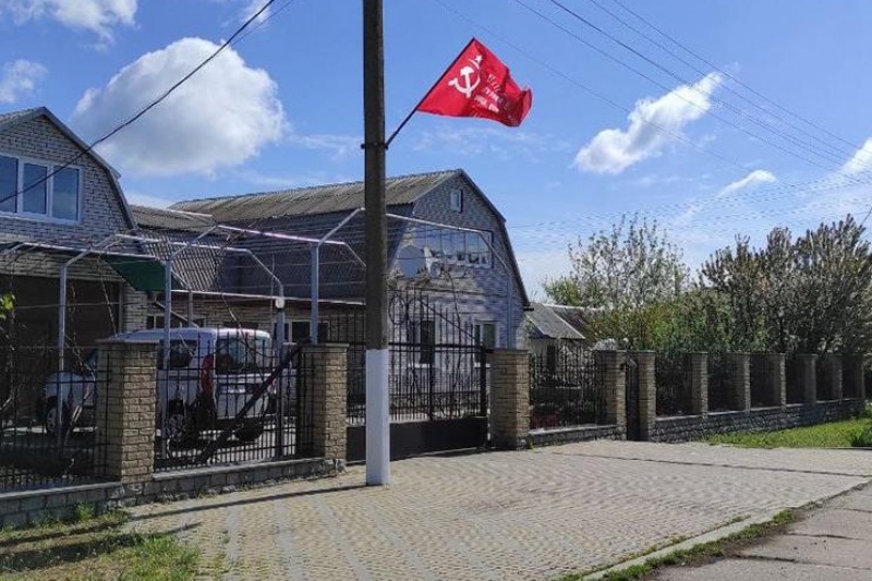 Житель Запорожской области возле дома вывесил запрещенный флаг