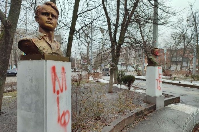 В Харькове нацисты осквернили памятники героям молодогвардейцам