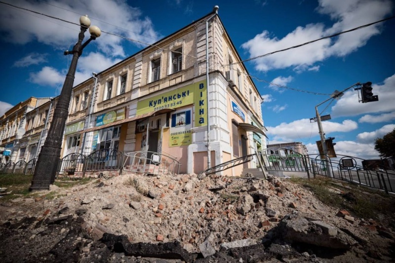 Купянск. Неизвестные сорвали с администрации города украинский флаг и вывесили флаг России