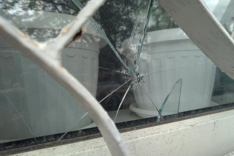 У Полтаві вікна комунального підприємства обстріляли з пневматичної зброї