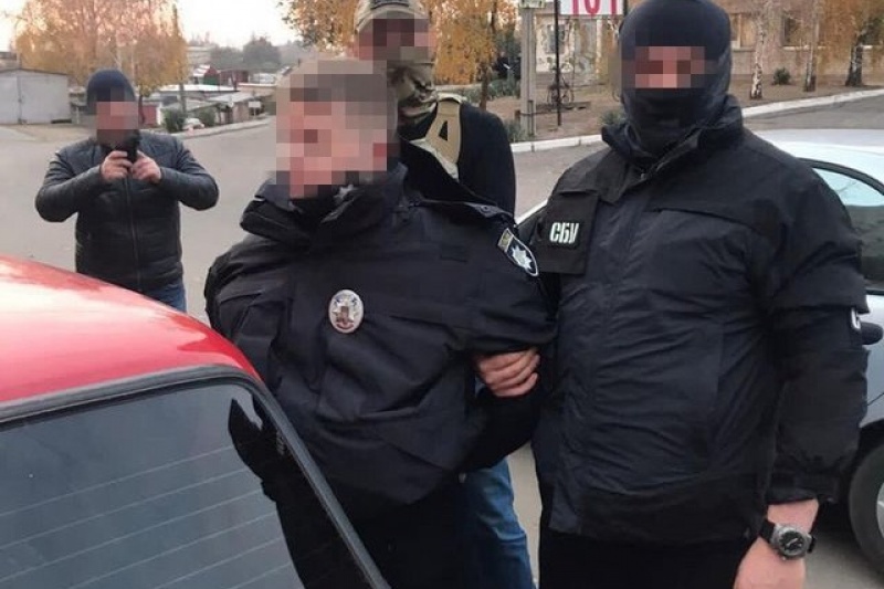 В Запорожской области, при получении взятки от наркодилера, задержали следователя Нацполиции