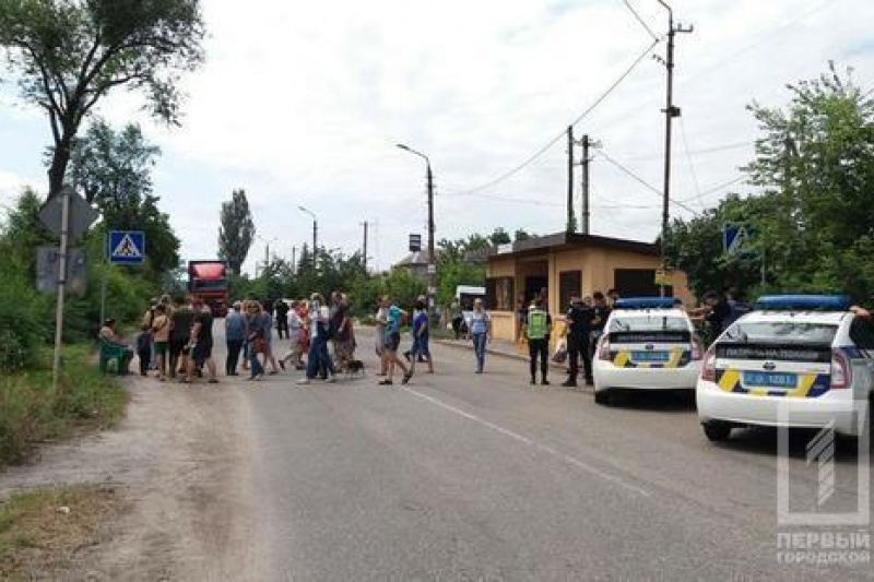 Из-за отсутствия электричества жители Военного городка-1 перекрыли дорогу в Кривом Роге