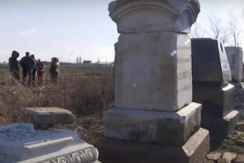 На Запорожье фермер разрушил старинное еврейское кладбище
