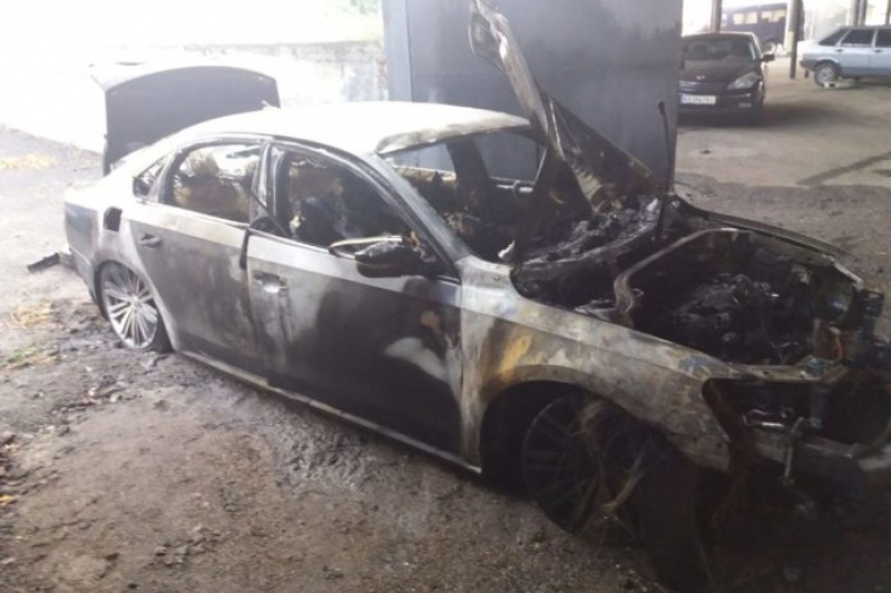В Запорожской области сгорел Volkswagen: огнем повреждено ещё три авто