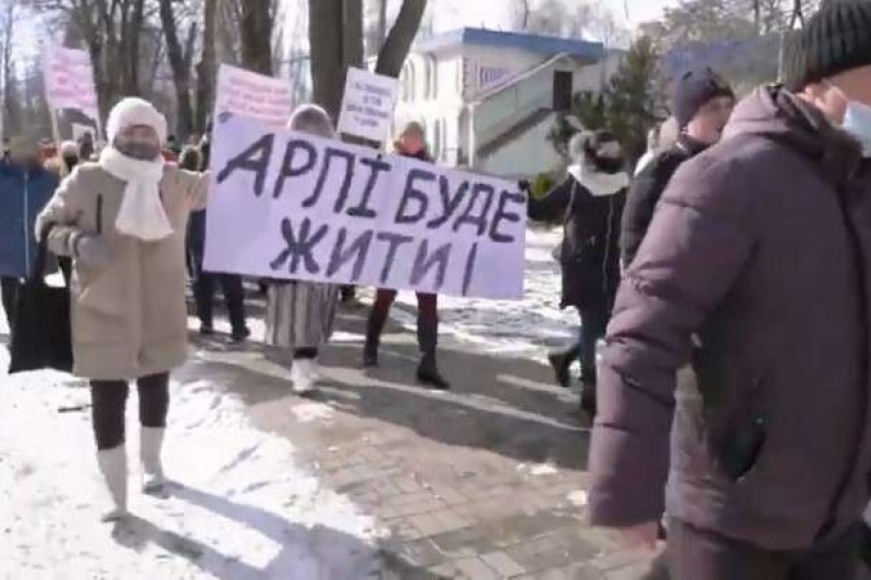 Под Днепром люди вышли на массовый протест, чтобы спасти лицей