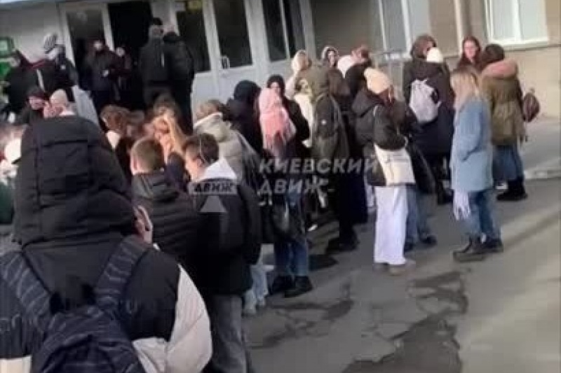 В Киеве студенты НАУ вышли на протест под здание ректората