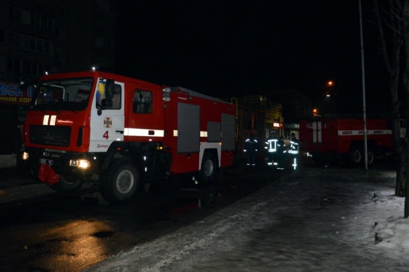 В Днепре сгорел интернет-центр: огонь тушили 12 пожарных