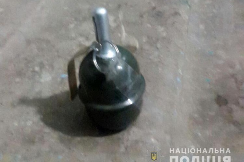 На дверь запорожской квартиры прикрепили гранату