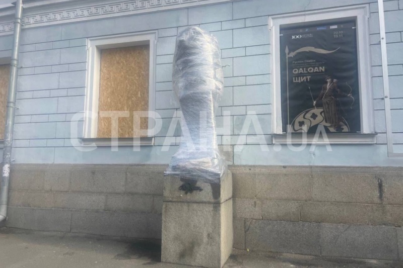 В Киеве памятник Илье Репину обмотали плёнкой – готовят к сносу