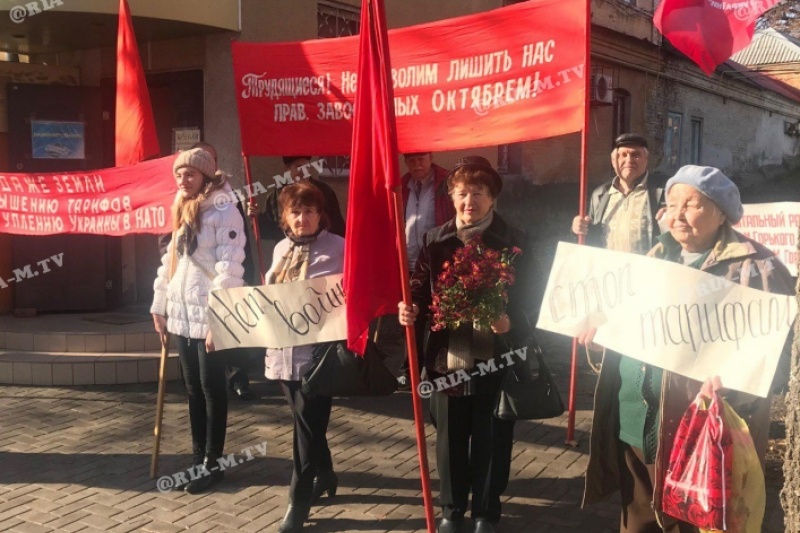 Под исполкомом в Мелитополе выстроился пикет с красными флагами и транспарантами