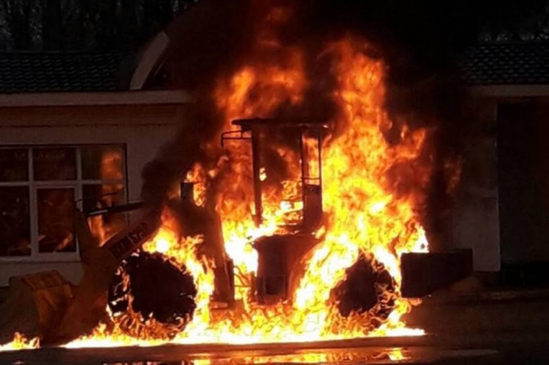В Шосткинском районе сгорели два трактора. Вероятнее всего, их подожгли…
