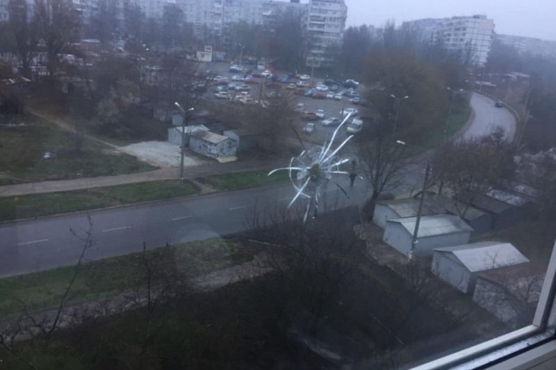 В спальном районе Запорожья стреляли по окнам