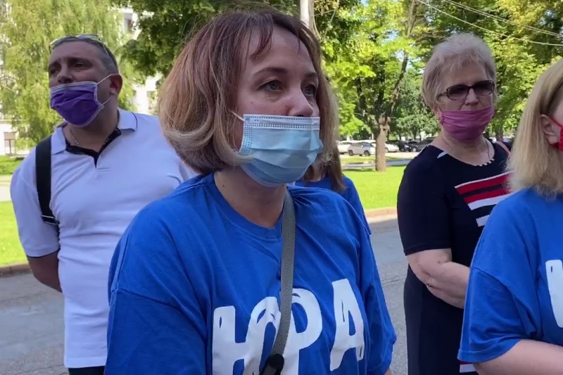 Под Днепропетровским облсоветом митингуют родители детей с редкими заболеваниями