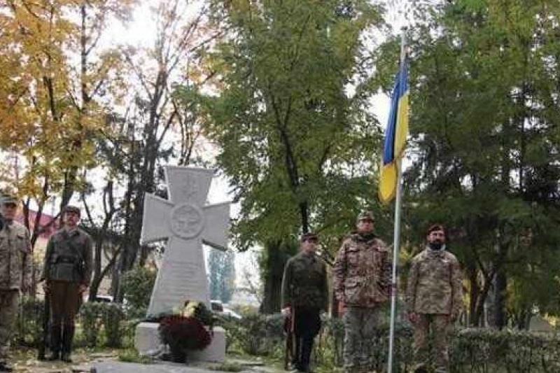 В Киеве двое молодых парней облили красной краской крест, установленный в честь Бандеры