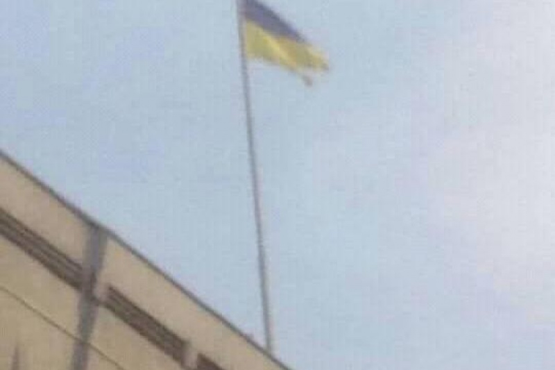 Над Запорожской облгосадминистрацией висит разорванный флаг