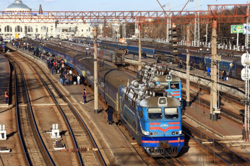 Хулиганы швырнули камень в окно харьковского поезда на Полтавщине