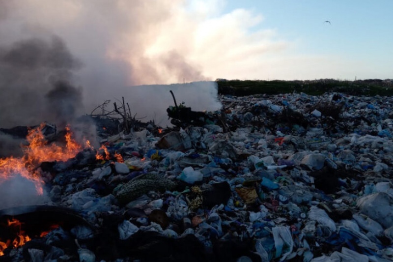 Черный дым и смрад: на Днепропетровщине третьи сутки горит мусорный полигон