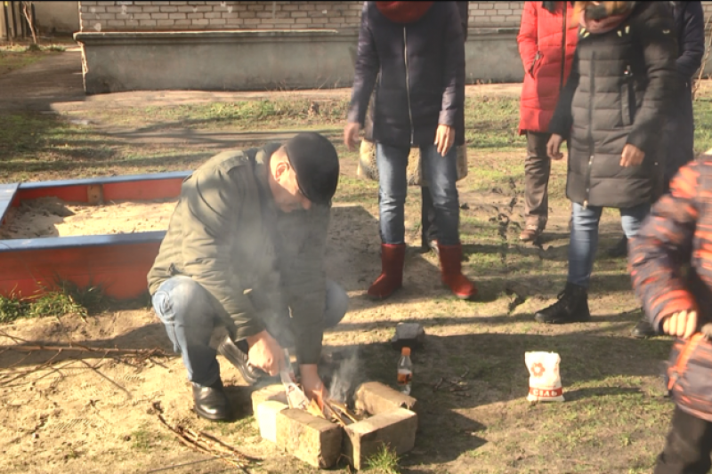2 недели без газа: жители запорожской многоэтажки разожгли костёр во дворе