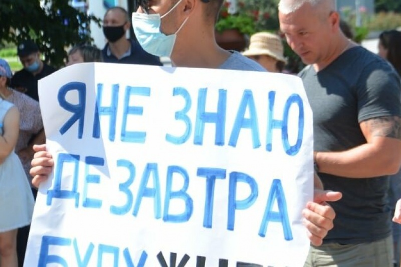 «Я не знаю, где буду завтра жить»: в Запорожье под стенами мэрии вышли на митинг покупатели квартир в домах-недостроях
