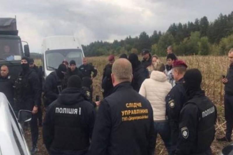 Заблокировали «КамАЗ»: на Днепропетровщине рейдеры пытались захватить урожай подсолнечника