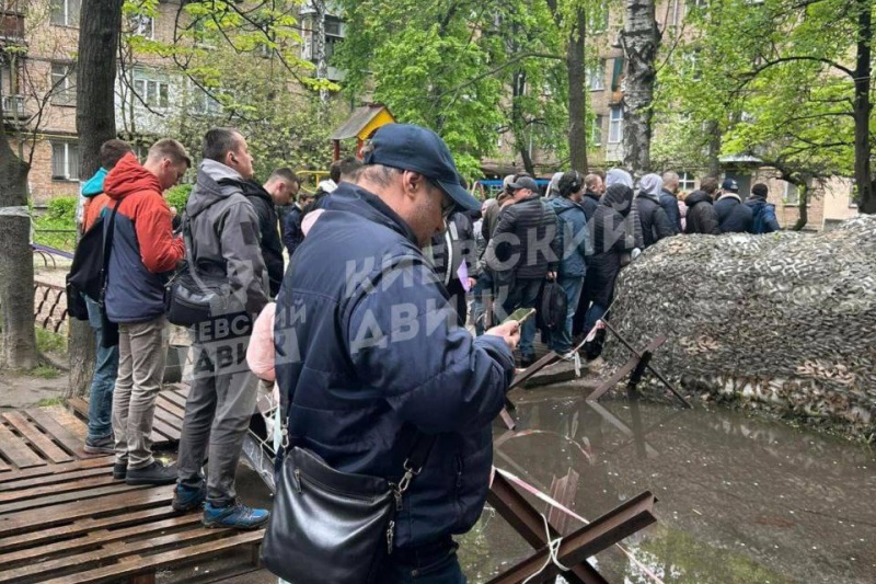 В Киеве покорные тупицы пошли обновлять данные в ТЦК