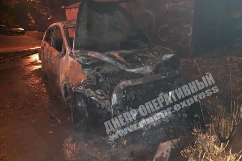 В Днепре сгорел автомобиль сотрудницы полиции