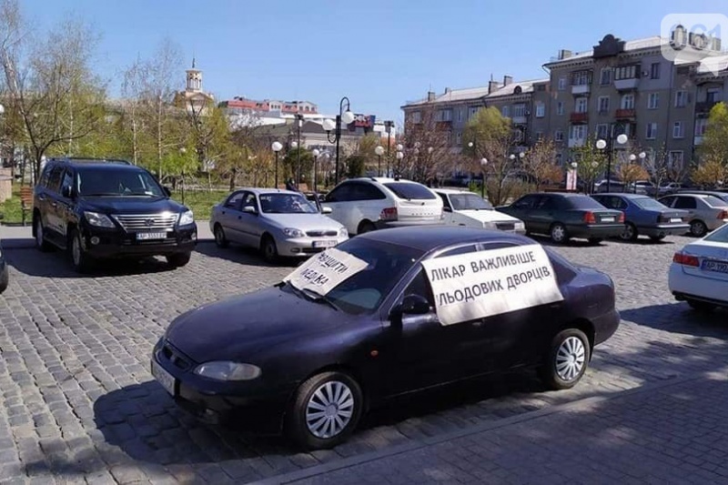 Защити медика: в Бердянске состоялся митинг в автомобилях в поддержку медработников