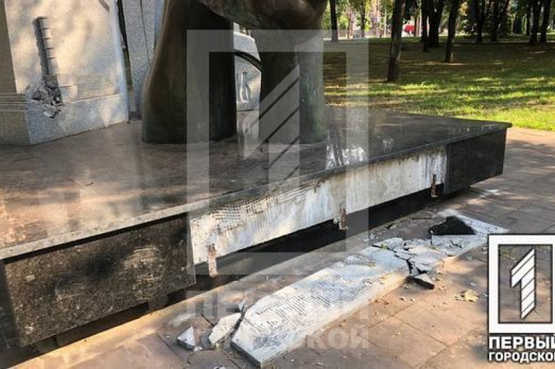 В одному зі скверів Кривого Рогу вандали пошкодили два пам’ятника