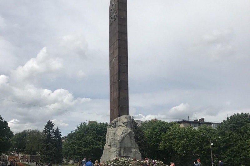 Тысячи букетов и 100-метровая очередь: что происходило 9 Мая возле памятника Славы в Днепре