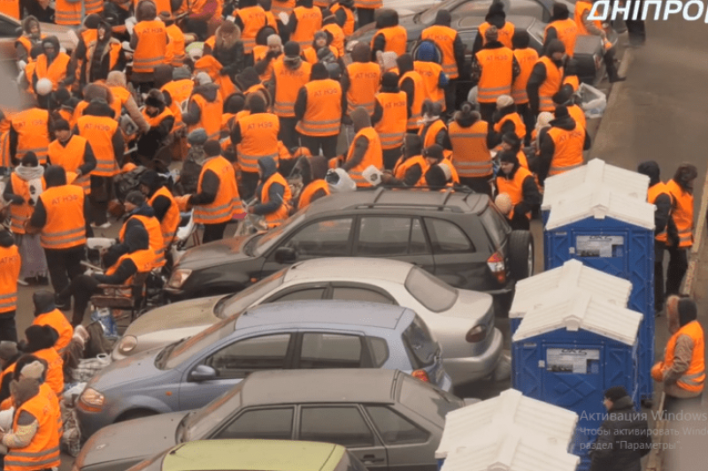 Биотуалеты за 20 тысяч в день: сколько стоят митинги оранжевых жилетов под ПриватБанком в Днепре