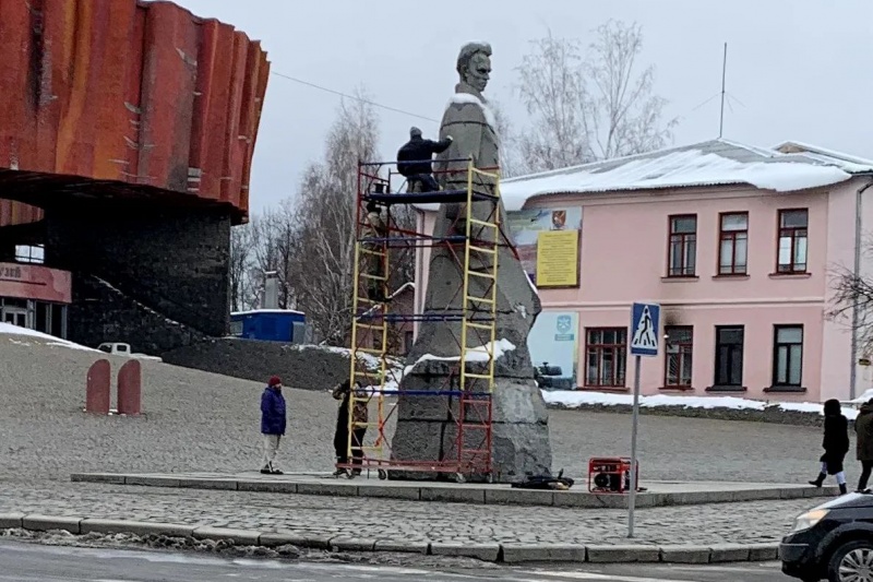 В Шепетовке снесли памятник Николаю Островскому автору романа «Как закалялась сталь»
