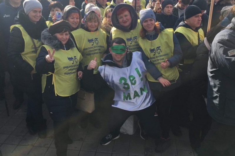 Масовий мітинг відбувся в Запоріжжі, люди виступили проти скорочення премій та надбавок