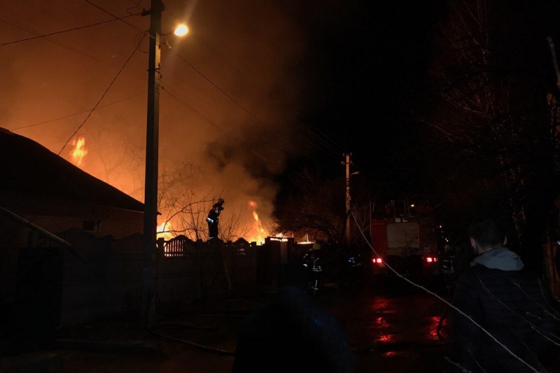 В Днепре на Универсальной горят жилые дома: полиция перекрыла дорогу