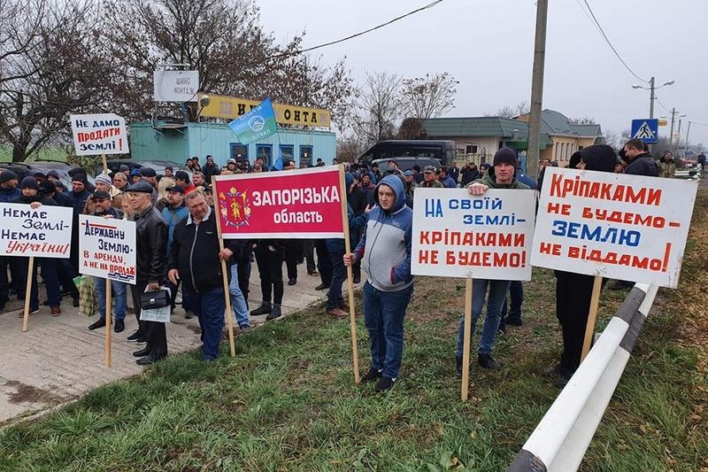 В Запорожской области протестующие перекрыли трассу "Харьков-Симферополь"