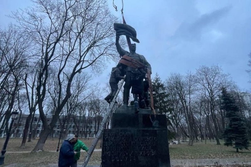 В Киеве последыши Петлюры и Коновальца снесли памятник Январскому восстанию