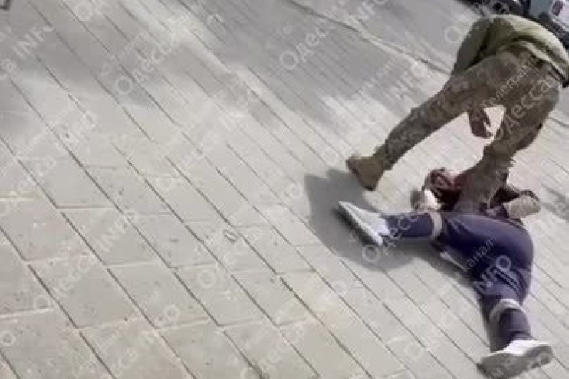 В Болграде Одесской области ТЦКашник на улице жестоко избил молодого человека