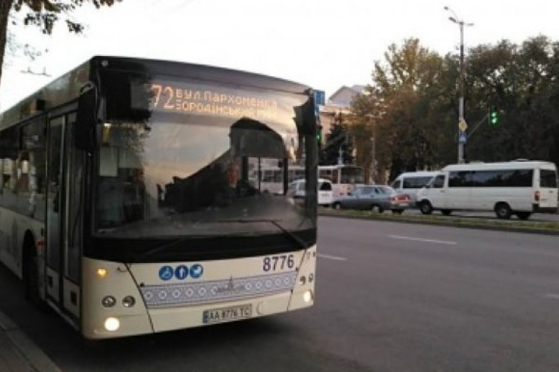 В Запорожье неизвестные обстреляли муниципальный автобус