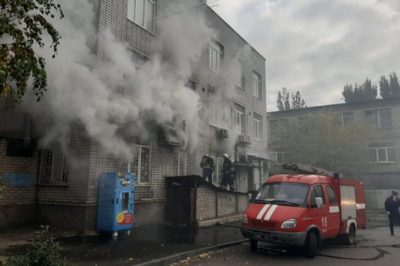 Черный дым на весь район: в Днепре горят склады магазинов «Ева»