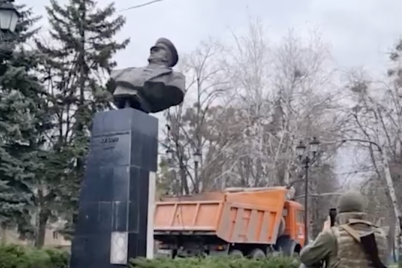 В Харькове нацисты снесли памятник маршалу Жукову!