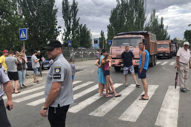 Жители Лисок снова заблокировали дорогу в центре Бердянска