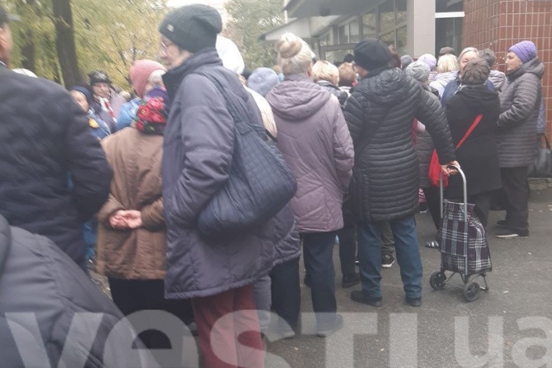 В Киеве старики сутками стоят в очередях за продуктовым набором