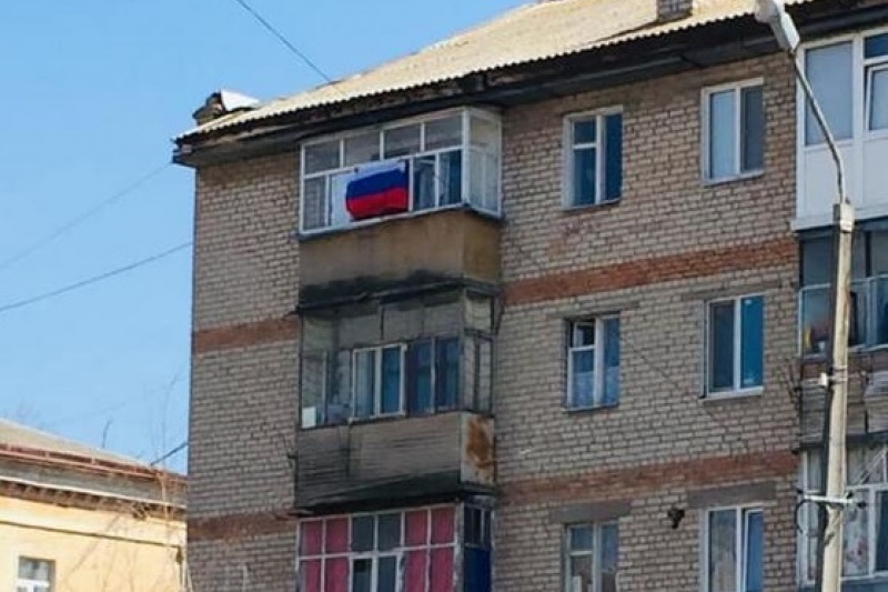 В Запорожской области на балконе вывесили флаг РФ и выкрикивали антиукраинские лозунги